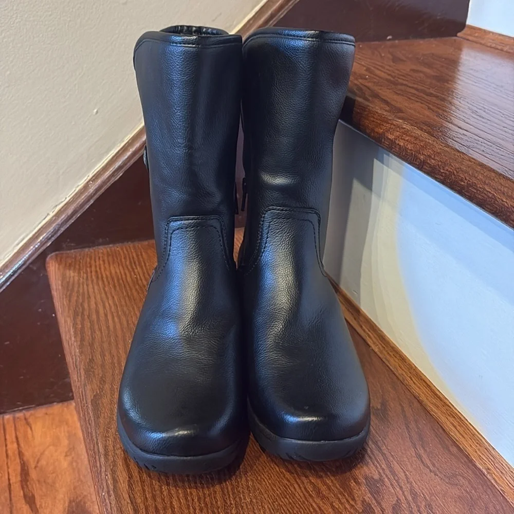 G.H. Bass & Co Women's Black faux leather Boots 1/2 zip tracking bottom warm 7.5